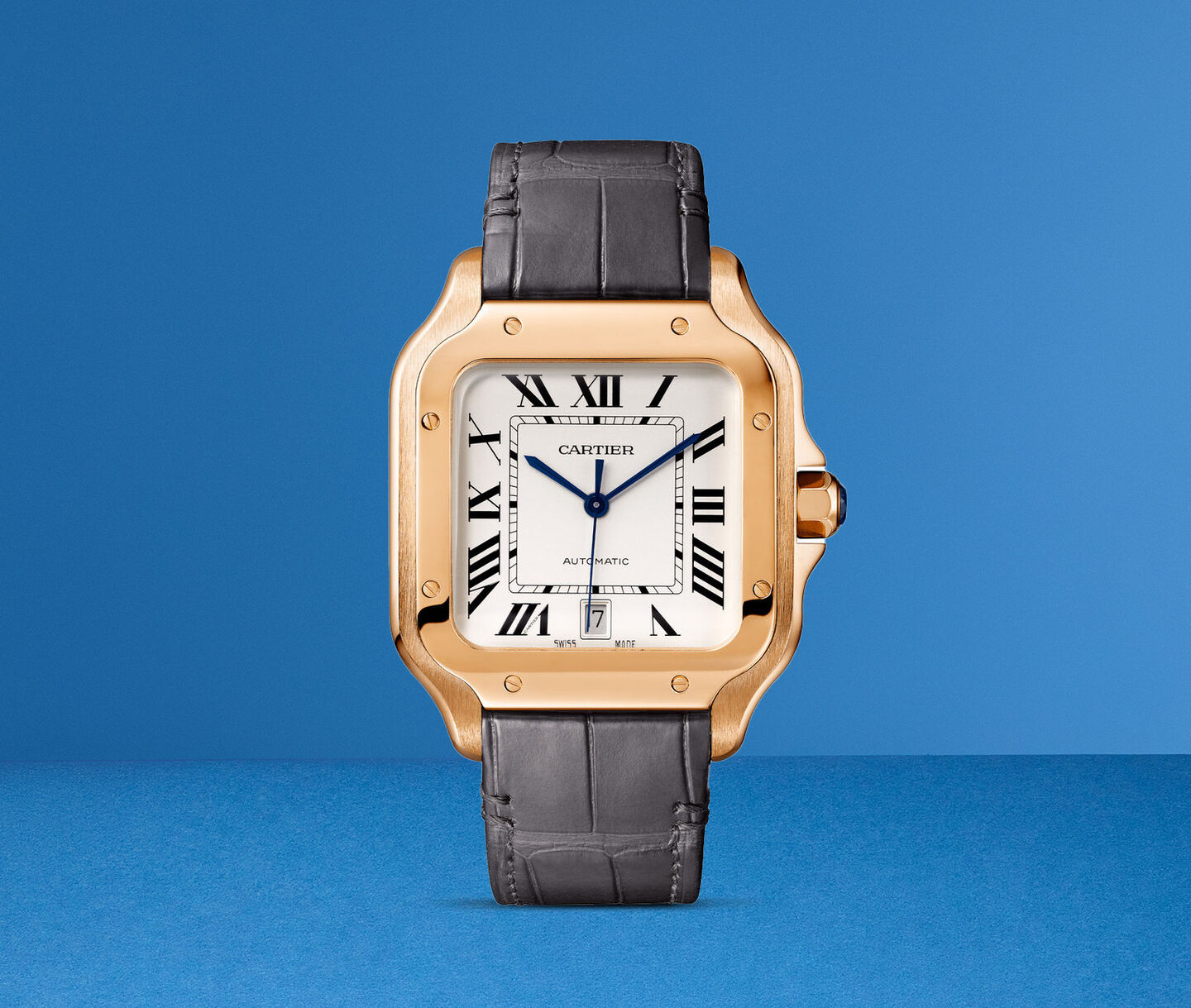Une Cartier Santos en or massif sur un fond bleu.